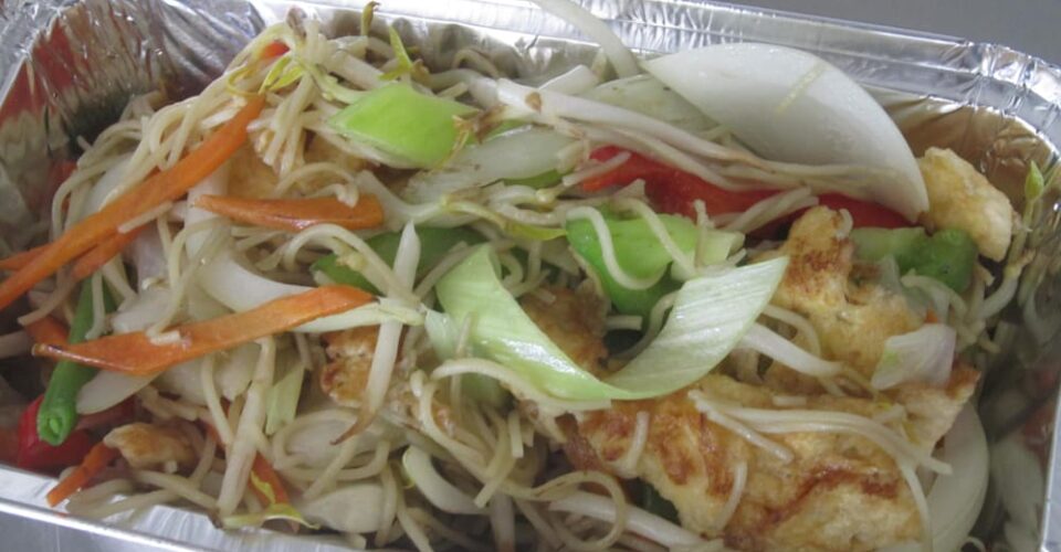 Hu Tieu do Bien or Vietnamese Chicken fried chicken noodle is a favorite dish because it is fast, eaten quite delicious. Just vegetables, meat, egg, starch